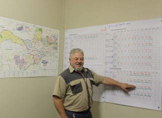 Eric Stoch, voorsitter van NWUFPA, by die hoofkantoor in Potchefstroom, waar daagliks rekord gehou word van brande in die provinsie.