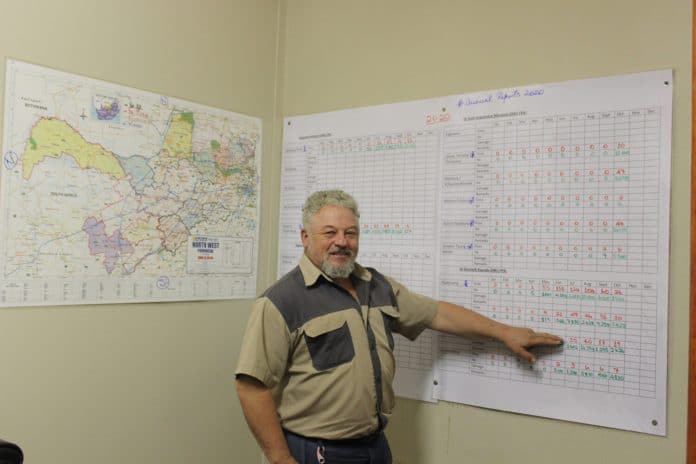 Eric Stoch, voorsitter van NWUFPA, by die hoofkantoor in Potchefstroom, waar daagliks rekord gehou word van brande in die provinsie.