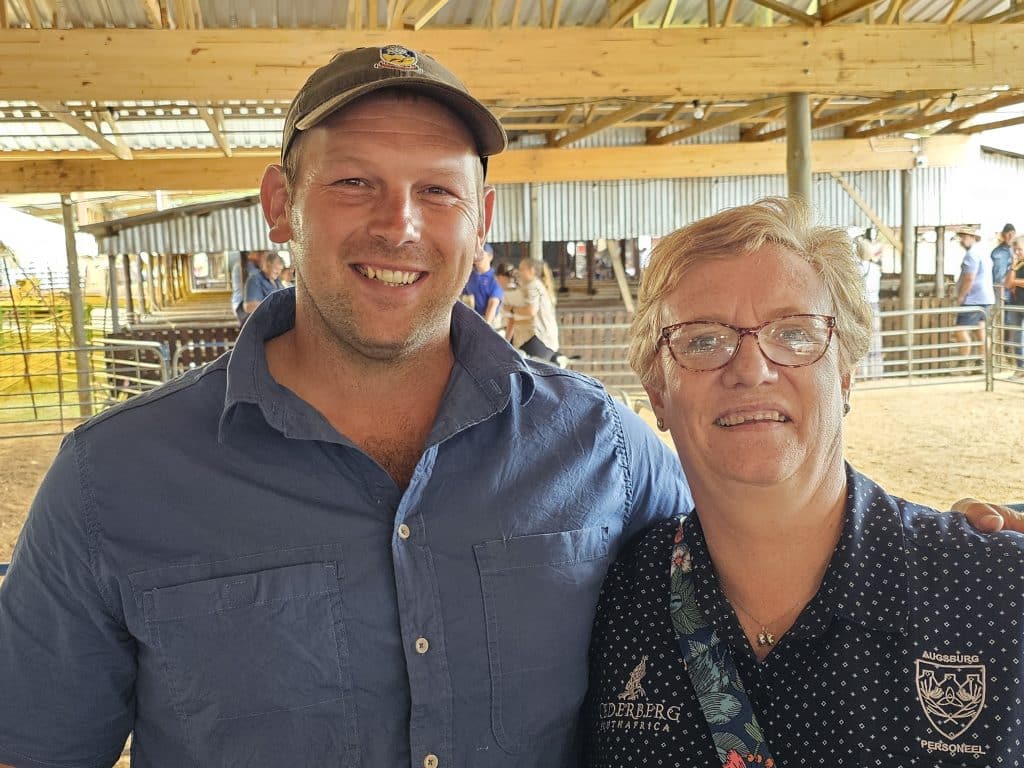 Johan van Niekerk, 'n onderwyser van die Hoër Landbouskool Oakdale in Riversdal, is voorsitter van die skou se jeugafdeling. Saam met hom is Anneline van Wyk, sekretaresse van Wes-Kaap Jeugskou.