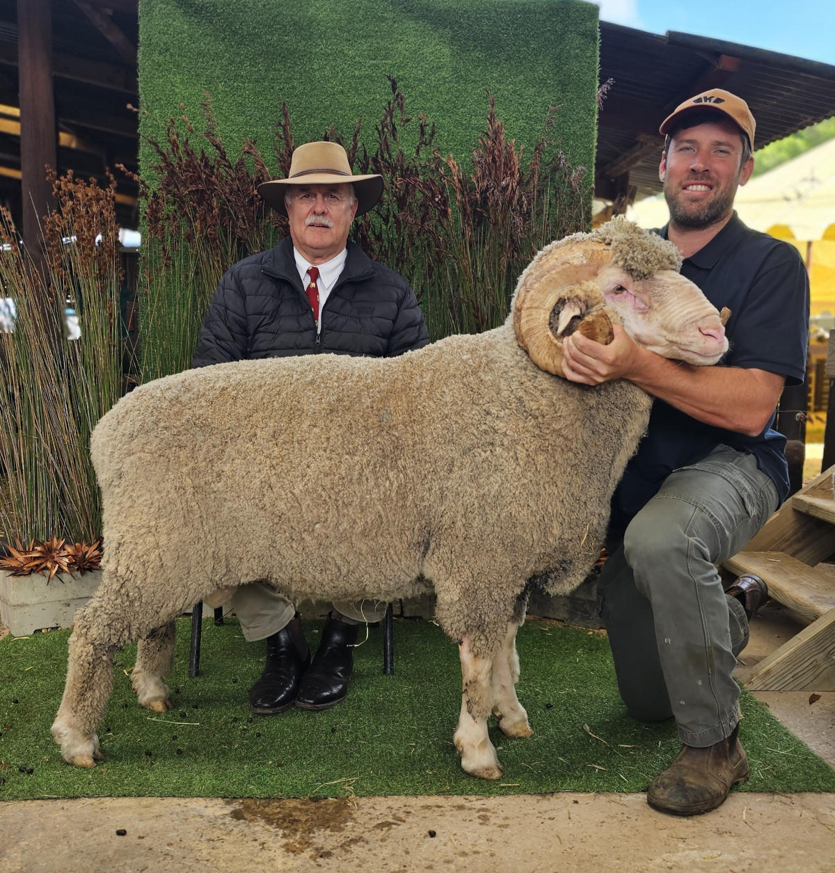 Die eienaar van die ram met die beste bouvorm is Adriaan Geldenhuys (regs op foto) van Uitkyk in Riversdal. Saam met hom is Pierre Vlok van die borg, BKB.