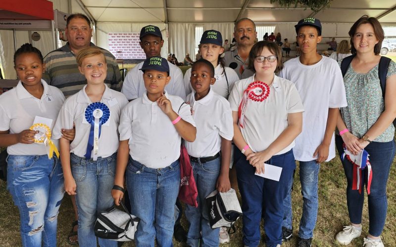 Blinde en swaksiende leerders van die Pionierskool vir Blindes en Swaksiendes in Worcester, het vanjaar vir die eerste keer aan ‘n jeugskou deelgeneem. Voor van links is Lindo Ngcebetsha, Danelize Venter, Toni Vaaltuin, Unakho Nohoyeka en Kiana Reynecke. Agter van links is die skool se hoof, Michael Bredenkamp, Austin Diedericks, Annea Eksteen, Hannes Byleveldt, adjunkhoof, Geraldo Beukes en Madeline Kriel, ‘n onderwyseres van die skool.