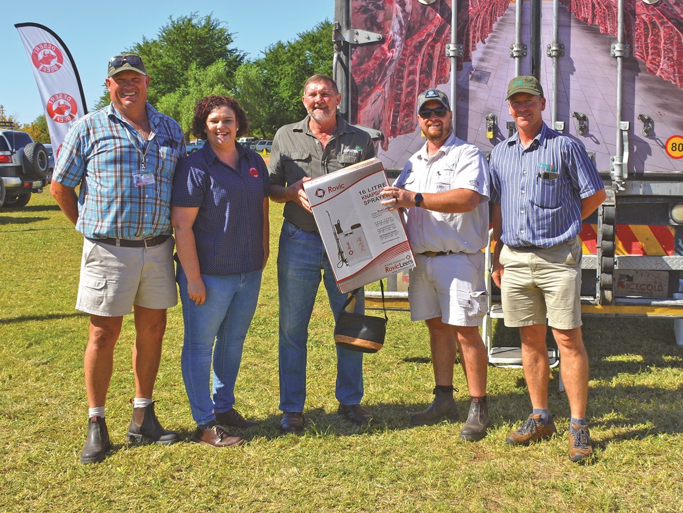 In die karkaskompetisie wat by die Upington-landbouskou aangebied is, het Karsten-veeplase die eerste plek in die super-os-afdeling verower. Francois Theron, verteenwoordiger van Karsten-veeplase, ontvang hulle prys van Upington-trekkers se Henk Mouton (tweede van regs) en Veekos se Charlie Hodson (regs). Saam met hulle is Gert Fourie en Ria Ludick van Desert Beef. (Foto verskaf deur Gemsbok-koerant, Upington)