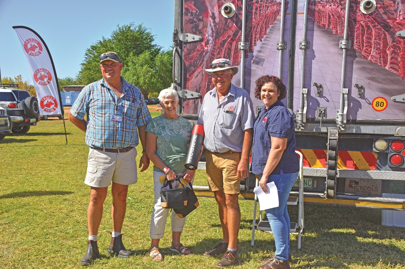 Essie Maritz het die tweede en derde plekke verower in die slaglamkompetisie by die Upington-landbouskou. By haar is Gert Fourie van Desert Beef (links), Gert Human, eienaar van Desert Beef en Koras-abattoir en Ria Ludick van Desert Beef. (Foto verskaf deur Gemsbok-koerant, Upington)