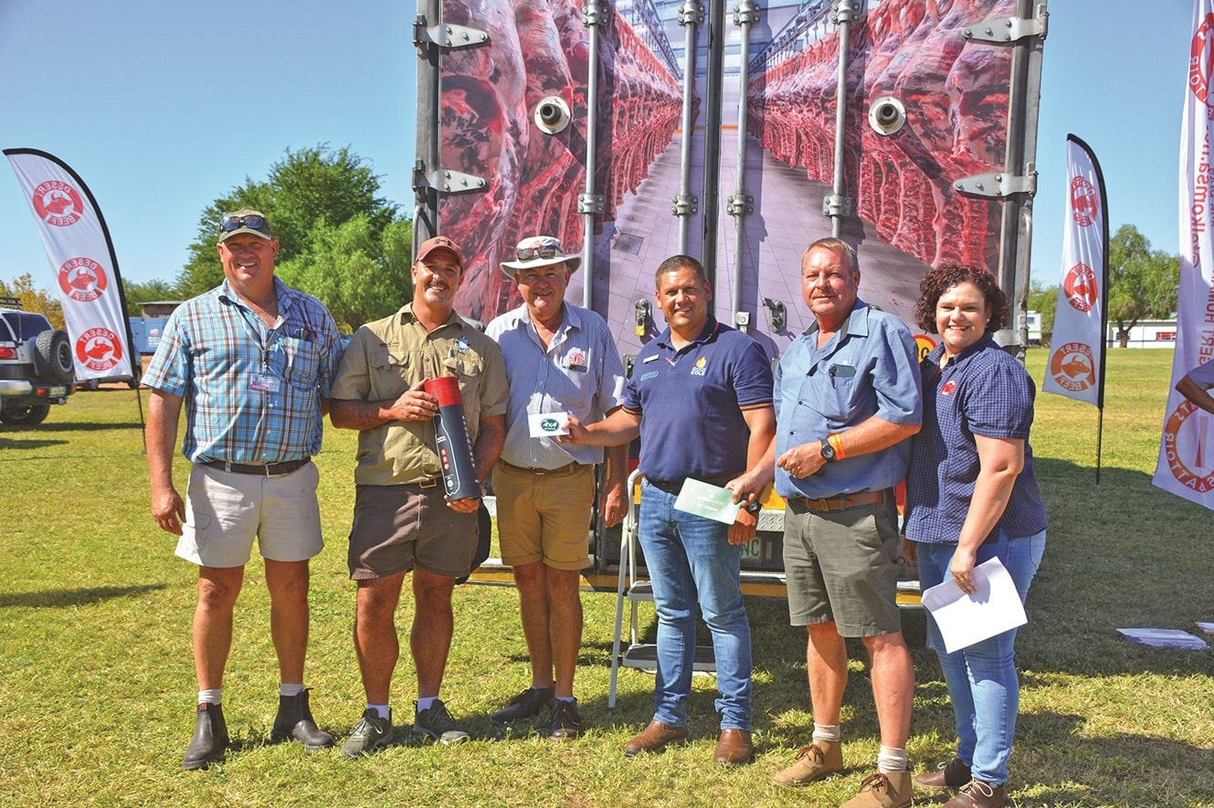 Hannes Maritz was vanjaar die wenner van die slaglamkompetisie tydens die Upington-landbouskou. By hom is Gert Fourie van Desert Beef, Gert Human, eienaar van Desert Beef en Koras-abattoir, Bertus Burger van Toyota, Hein Swart van Kaap Agri en Ria Ludick van Desert Beef. (Foto verskaf deur Gemsbok-koerant, Upington)