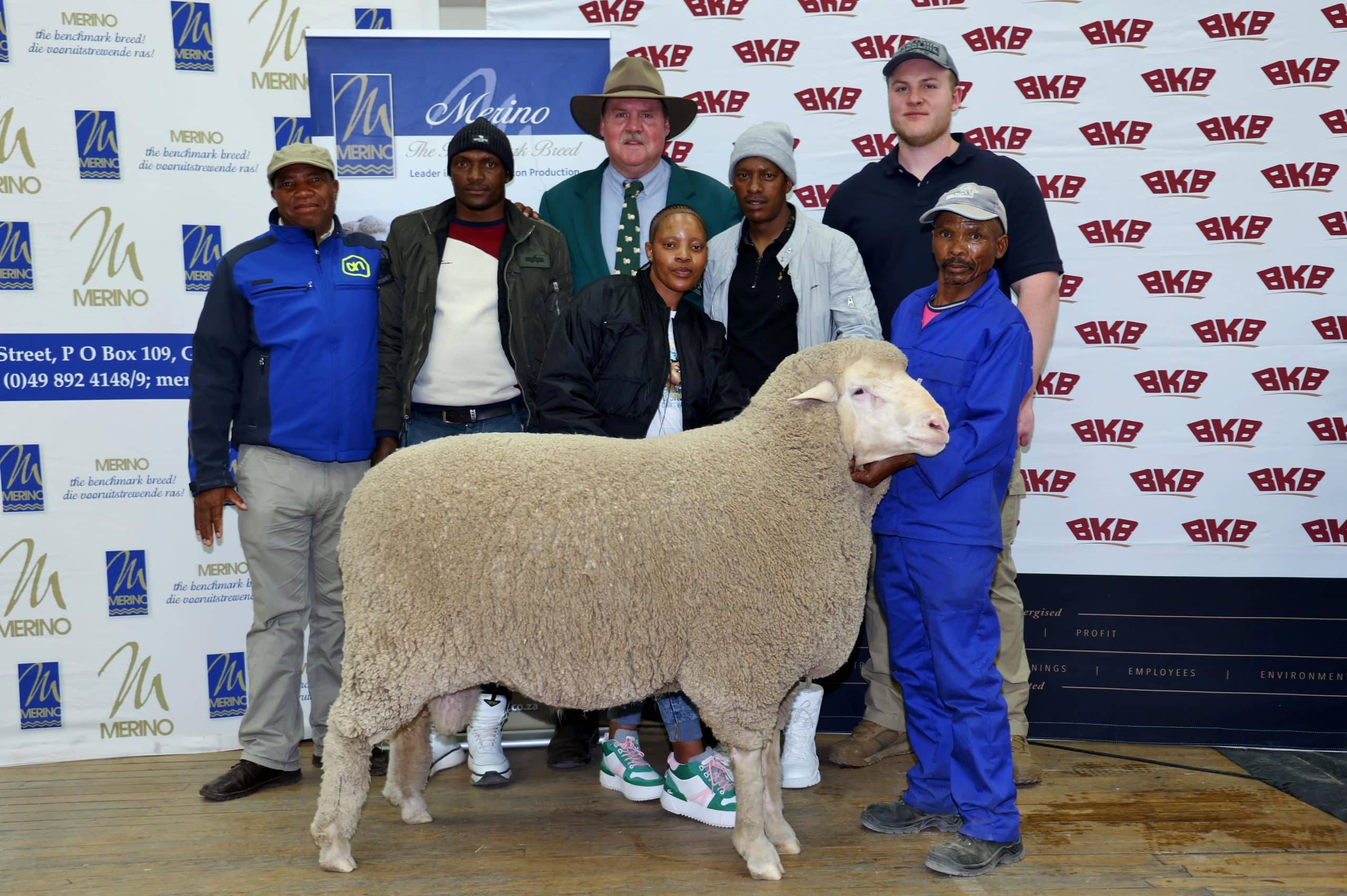 Mega Magnum is vir R140 000 van die hand gesit. Die kopers van Lesotho was Lepoka Ntsoana en Memalosole Molefi. Heel regs voor is Paul Swart, die hanteerder. Agter is Jacques en Andries Pienaar, die verkopers. (Foto: Johanette van Heerden)