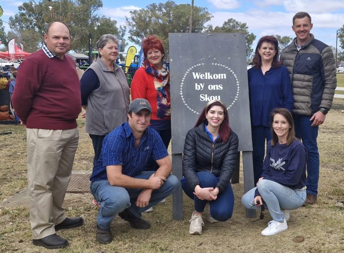 Somerset Oos se landbouskou het iets vir almal aangebied. Die organiseerders wat hard agter die skerms gewerk het, was, van links, voor, Martin Lombard, Jane Cumming en Nicky Kruger. Agter is, van links, Jacques Loubser, Elize Swanepoel, Stella Booyens, Ezelle Marais, Erick Klopper en Niel Wilke, namens sy pa, Charl Wilke (skouvoorsitter).