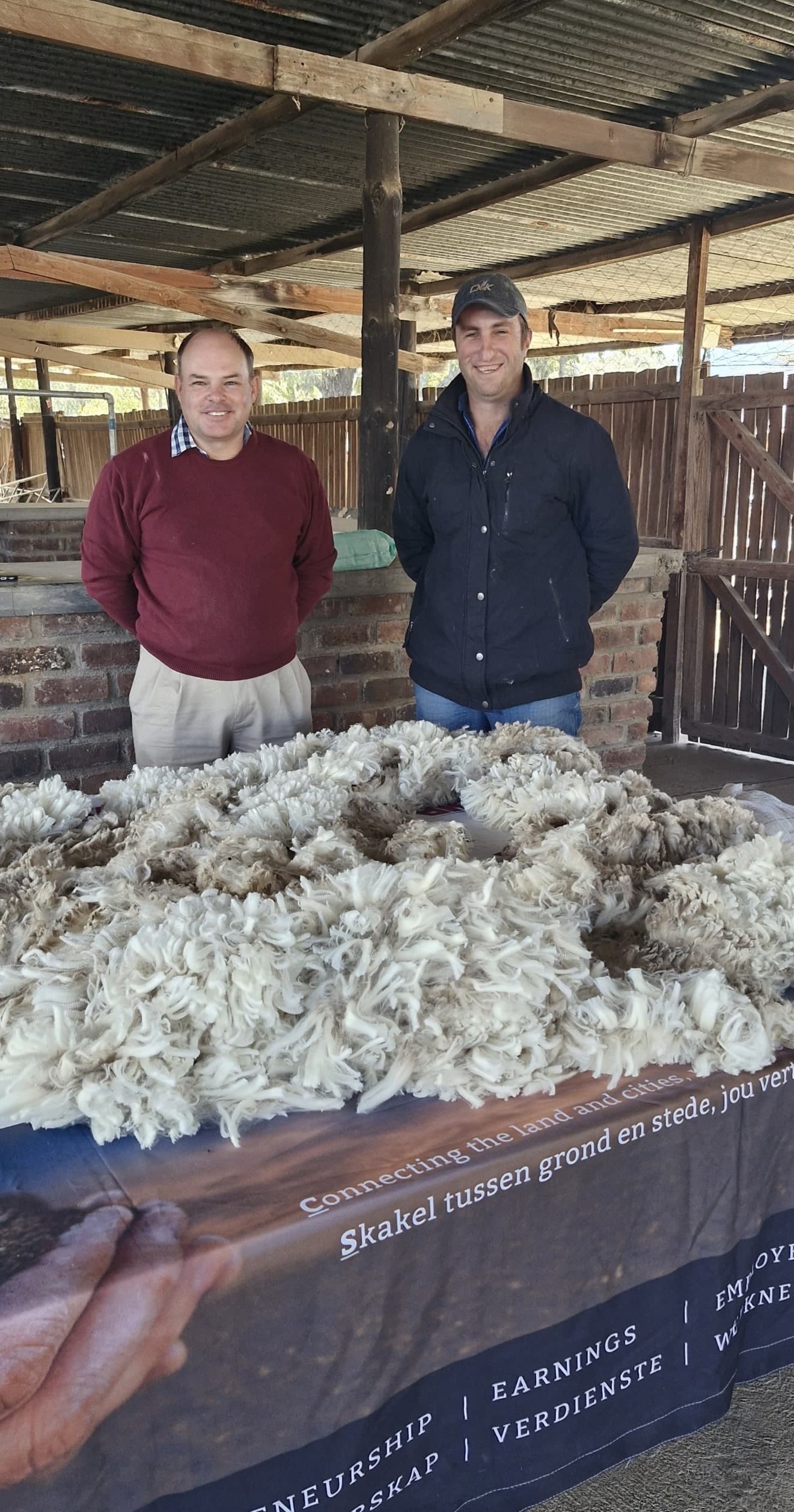 Jacques Loubser van BKB en Martin Lombard van OVK was beïndruk met die gehalte van die wol wat vir vanjaar se vagkompetisie ingeskryf is.