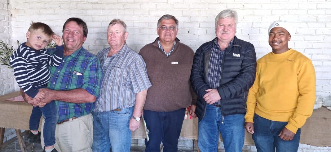 Van links is JJ Botha en sy kleinseun, JJ Botha, namens Boet Greeff van Deelkraal, Somerset-Oos, vir die kampioen-lamkarkas, JJO Marais van Gallantskloof by Kookhuis wat die reserwe kampioen-lamkarkas ingeskryf het en ook wenner was van die beste ingeskrewe groep, Erick Klopper, beoordelaar van BKB, Hendrik Olivier en Jonathan Taai van Lentabar Meats Summerfield-voerkraal by Somerset-Oos.