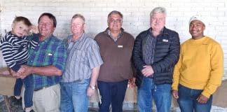 Van links is JJ Botha en sy kleinseun, JJ Botha, namens Boet Greeff van Deelkraal, Somerset-Oos, vir die kampioen-lamkarkas, JJO Marais van Gallantskloof by Kookhuis wat die reserwe kampioen-lamkarkas ingeskryf het en ook wenner was van die beste ingeskrewe groep, Erick Klopper, beoordelaar van BKB, Hendrik Olivier en Jonathan Taai van Lentabar Meats Summerfield-voerkraal by Somerset-Oos.