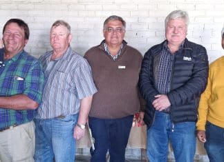 Van links is JJ Botha en sy kleinseun, JJ Botha, namens Boet Greeff van Deelkraal, Somerset-Oos, vir die kampioen-lamkarkas, JJO Marais van Gallantskloof by Kookhuis wat die reserwe kampioen-lamkarkas ingeskryf het en ook wenner was van die beste ingeskrewe groep, Erick Klopper, beoordelaar van BKB, Hendrik Olivier en Jonathan Taai van Lentabar Meats Summerfield-voerkraal by Somerset-Oos.