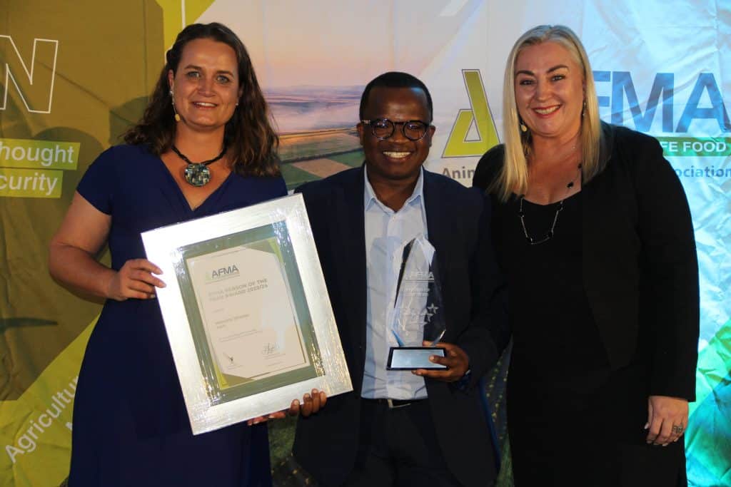 Dr Wandile Sihlobo of Agbiz receives the Person of the Year Award from Liesl Breytenbach on his left and Anina Hunter on his right.