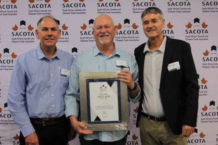 From left to right are Dr Konrad Keyser, chairperson of SACOTA, Cobus du Plessis who recently retired from Kaap Agri as head of grain trading, and Dr André van der Vyver, executive director of SACOTA. Du Plessis was honoured for his lifelong service to the grain and oilseeds industry. (Photograph: SACOTA)