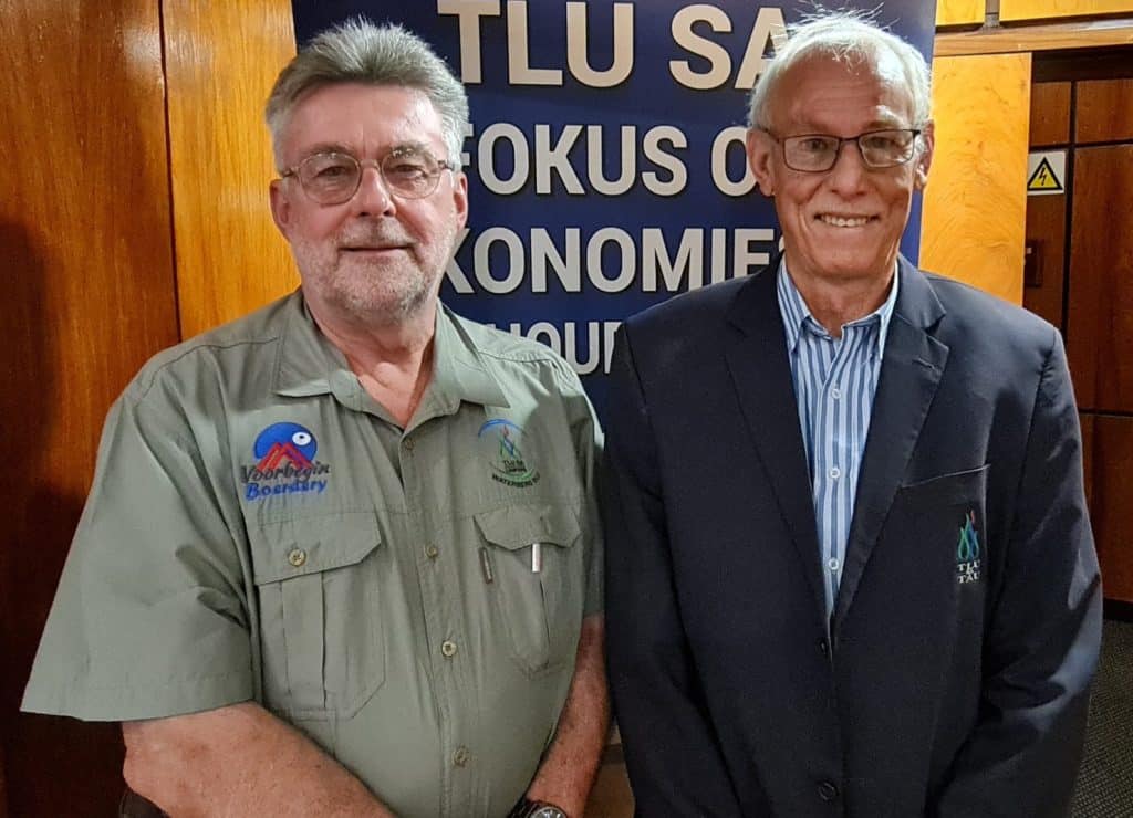 Henk van der Graaf, uittredende ondervoorsitter van TLU Limpopo en Louis Meintjies, oudpresident van TLU SA.