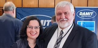 Susan Marais, senior joernalis van Plaas Media, en Bennie van Zyl, TLU SA se hoofbestuurder.