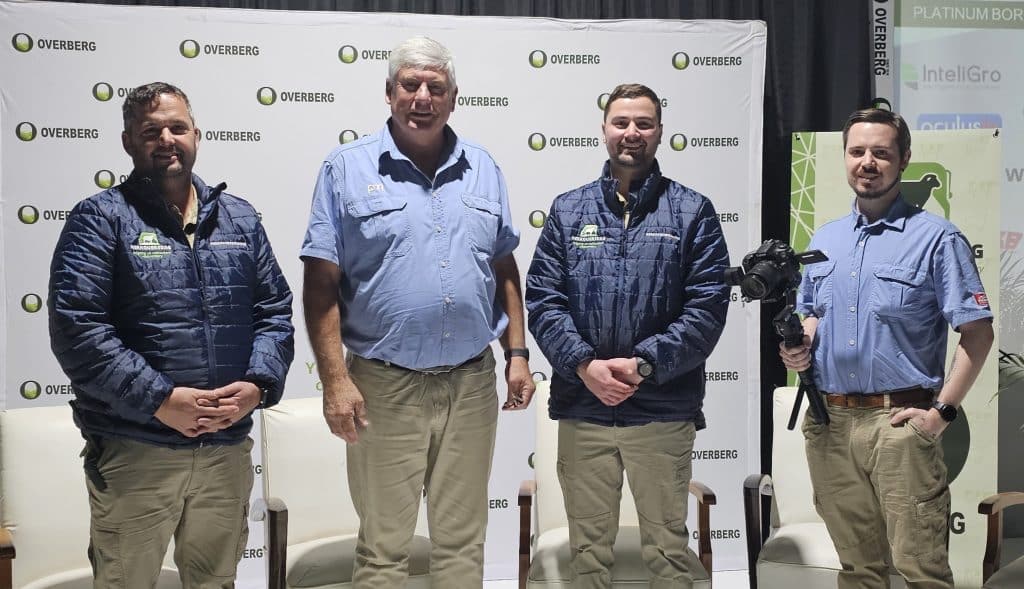 Plaas Media is die mediaborg van die Herkouerdag op Overberg Agri se Roodebloem-proefplaas naby Caledon. Hugo Lochner, naaslinks, en Ernst Breytenbach, regs, het die dag namens Plaas Media bygewoon. Saam met hulle is Francois du Toit, links, bestuurder van Overberg Agri se Roodebloem-proefplaas, en Ruben Badenhorst, landbou-adviseur van Overberg Agri.