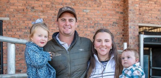 Guy en Harriet met hul twee kinders, Olive en Casey.