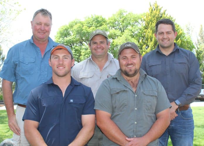 Die mense wat die voerkraalprojek gereël en bedryf het. Agter van links is Grant Naudé, president van Merino SA, Kleintjie Retief, en Danie van Zyl, tegniese adviseur by De Heus. Voor is Hubert Ferreira en Ian Steenkamp.