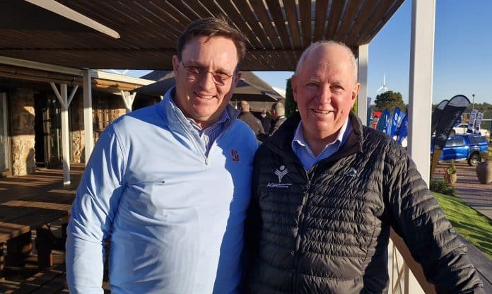 Frik Van Rooyen, voorsitter van die RPO Oos-Kaap, glo rooivleisprodusente moet deel van die RPO wees om probleme en uitdagings gesamentlik die hoof te kan bied. Van links is Louw van Reenen, uitvoerende hoof van die Beefmaster-groep en Frik van Rooyen.