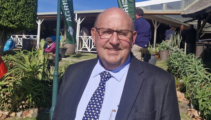 Realiteite wat aan die deur klop 3 Peter Cloete, president van Agri Oos-Kaap, stem saam met die bestuurslede van die RPO dat die probleme wat die rooivleisbedryf tans beleef slegs opgelos kan word as produsente deel word van georganiseerde landbou waar uitdagings en probleme daadwerklik aangespreek word.