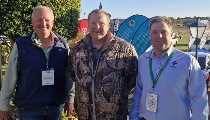 Realiteite wat aan die deur klop 5 Van links is Pindy van Deemter van Cockscomb-landbouvereniging, Johan Mellet van MSD dieregesondheid, en Stefan Erasmus, ’n produsent.