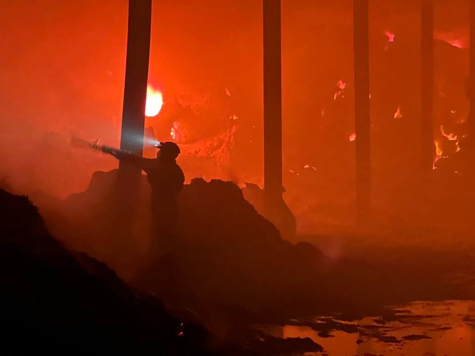 Die hele gemeenskap het saamgestaan om Rockwood Conservation te help veg teen die vlamme. (Foto: Wicus Diedericks/Facebook)